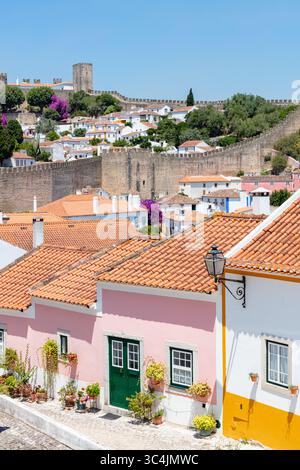 Historisches Schloss und weiß getünchte Häuser in Obidos Stockfoto