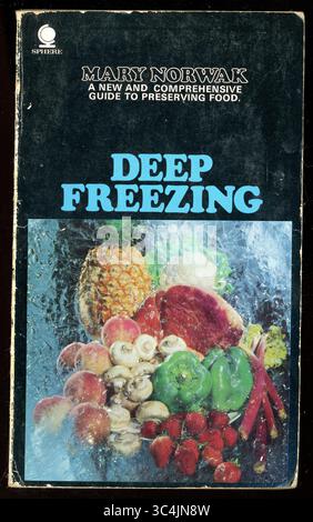 Vintage, Retro, gut gebrauchtes Taschenbuch auf der Vorderseite, 'Deep Freezing' von Mary Norwak, das erstmals 1968 veröffentlicht wurde, diese Ausgabe erschien 1971. Stockfoto