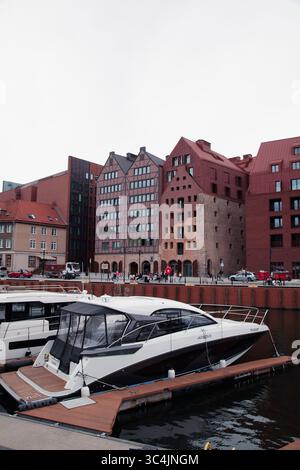 Danzig, Polen - 04-07-2025 - elegantes Privatboot an einem schwimmenden Pier im Herzen einer historischen europäischen Stadt Stockfoto