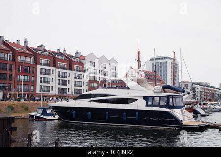 Danzig, Polen - 04-07-2025 - riesiges privates Boot an einem schwimmenden Pier im Herzen einer historischen europäischen Stadt Stockfoto