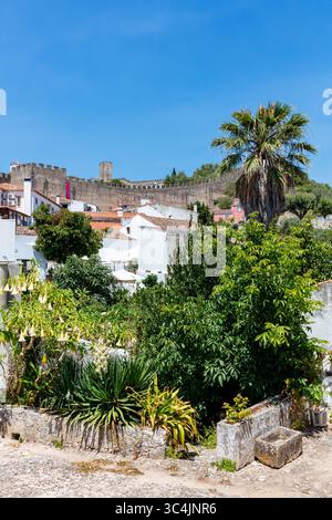 Historisches Schloss und weiß getünchte Häuser in Obidos Stockfoto