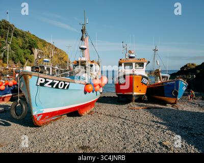 Cadgwith ist ein Dorf und Fischerhafen auf der Lizard Peninsula in Cornwall England, Großbritannien Stockfoto