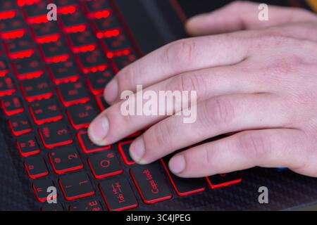 Computerspiele für Cyber-Sport, die Hände auf der LED-Tastatur spielen Stockfoto