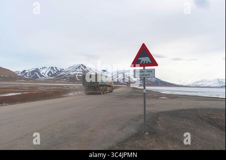 Ein Gefahrenschild, das vor Eisbären warnt, die entlang einer Straße stehen, Norwegen, Svalbard, Longyearbyen Stockfoto
