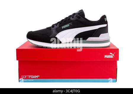 Obrenovac, Serbien - 11. Juli 2025: Stylischer schwarzer Puma-Sneaker auf rotem Puma-Schuhkarton isoliert auf weißem Hintergrund. Stockfoto