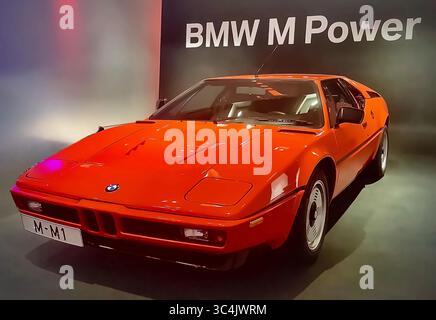 Legendärer BMW M1 in klassischem Rot auf der BMW M Power Exhibition – ikonischer Mittelmotor-Sportwagen aus der goldenen Ära der Performance. Stockfoto
