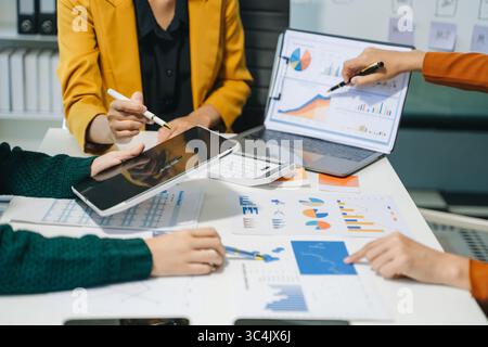 Präsentation der Besprechung des Teams. Handgeschäftsmann Arbeitsprojekt im modernen Büro. Laptop, Tablet und Smartphone am Morgen auf weißem Schreibtisch Stockfoto