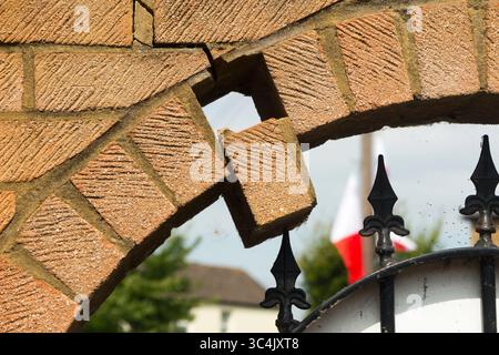 Ziegelstein fällt vom Bogen in die Wand, was zum Einsturz führen könnte. Verursacht durch Siedlung oder Stiftungsbewegung. UK. Gefahr für Gesundheit und Sicherheit. (145) Stockfoto