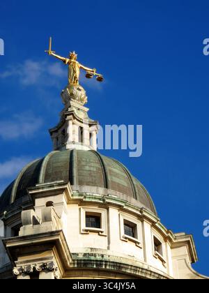 Lady of Justice vom Central Criminal Court, liebevoll bekannt als Old Bailey in der Stadt London England, Großbritannien, Scales of Justice Stockfoto Stockfoto