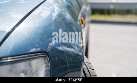 Beschädigte Karosserie nach einem Unfall. Stockfoto