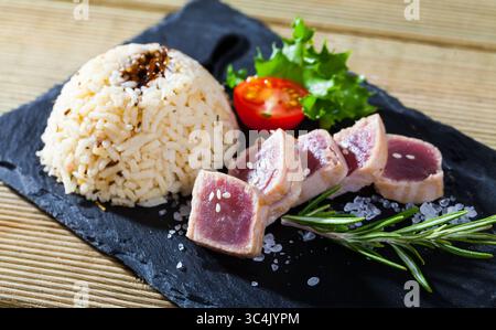 Thunfisch-Tataki mit Reis Stockfoto