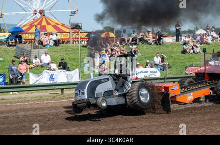 Tractor Pulling, ein Motorsport mit leistungsstarken Traktoren und Lkw auf der Great Ecclestocn Show, Lancashire, Großbritannien. Stockfoto