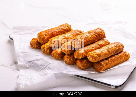 Rohe südeuropäische, hautlose Würste Cevapcici aus Hackfleisch und Gewürzen, bereit für einen Grill Stockfoto