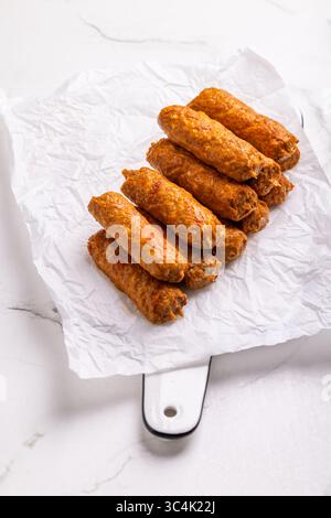Rohe südeuropäische, hautlose Würste Cevapcici aus Hackfleisch und Gewürzen, bereit für einen Grill Stockfoto