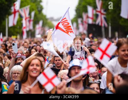 Fans treffen sich während einer Homecoming Victory Parade in der Mall, London. England verteidigte seine Europameisterschaft, als sie Spanien im Elfmeterschießen im Finale der Euro 2025 besiegten. Bilddatum: Dienstag, 29. Juli 2025. Stockfoto