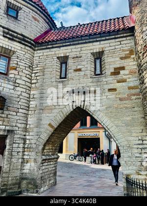 Viru-Tor in der Altstadt von Tallinn, Estland. Stockfoto
