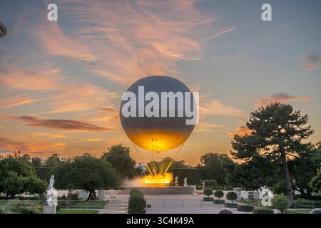 Paris, Frankreich - 07 28 2025: Panoramablick auf den Olympischen Kessel auf dem großen runden Becken mit Bäumen und Statuen rund um den Tuileriegarten Stockfoto
