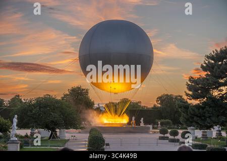Paris, Frankreich - 07 28 2025: Panoramablick auf den Olympischen Kessel auf dem großen runden Becken mit Bäumen und Statuen rund um den Tuileriegarten Stockfoto