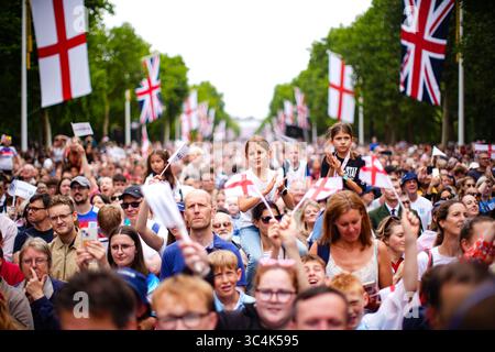 Fans treffen sich während einer Homecoming Victory Parade in der Mall, London. England verteidigte seine Europameisterschaft, als sie Spanien im Elfmeterschießen im Finale der Euro 2025 besiegten. Bilddatum: Dienstag, 29. Juli 2025. Stockfoto