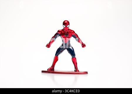 Antalya, Türkei - 21. Juli 2025: Spiderman-Action-Figur aus Metall auf weißer Oberfläche Stockfoto