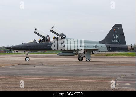 Eine T-38C Talon landet und nimmt mit Taxis an der Defenders of Liberty Air Show 2025 auf der Barksdale Air Force Base, La, am 27. März 2025 Teil. Luftbildung und Stockfoto
