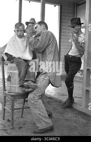 Juni 2018 - Kalifornien, USA - Boy Getting Haircut, Community Barber Shop, Migrant Camp, Kern County, Kalifornien, USA, Dorothea lange, Farm Security Administration, November 1936 (Kreditbild: © JT Vintage/Glasshouse Via ZUMA Wire) Stockfoto
