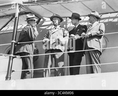 23. Juni 2018 - Charleston, South Carolina, USA - US-Präsident Franklin Roosevelt (2. Links) an Bord der USS Houston mit (L-R) Assistant Secretary Marvin McIntyre, seinem Sohn James Roosevelt und Innenminister Harold Ickes bei Ankunft des Kriegsschiffs in Charleston, South Carolina, USA, 23. Oktober 1935 (Kreditbild: © JT Vintage/Glasshouse via ZUMA Wire) Stockfoto