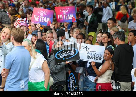 London, England, Großbritannien. Juli 2025. England Fans mit Bannern während der England Lionesses Homecoming Fan Party im Queen Victoria Memorial, The Mall, London, England, Vereinigtes Königreich am 29. Juli 2025 Credit: Phil Duncan/Every Second Media Credit: Every Second Media/Alamy Live News Stockfoto