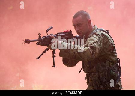26. August 2018 - Moody Air Force Base, Georgia, USA - Senior Airman Troy Hicks, 7th Air Support Operation Squadron Tactical Air Control Party Spezialist aus Fort Bliss, Texas, steigt während eines simulierten Truppenüberfalls im Rahmen eines Pre-Ranger Assessment Kurses im August durch Rauch vor. 26, 2018, auf der Moody Air Force Base, Ga Moody AFB's 93rd Air Ground Operations Wing veranstaltete die dreitägige Bewertung, bei der etwa 20 Flieger aus dem 93rd AGOW und 23rd Wing hinsichtlich ihrer körperlichen Fitness, ihrer Fähigkeiten in der Landschifffahrt, ihrer Führungsqualitäten, ihres Wasservertrauens sowie ihrer akademischen und taktischen Fähigkeiten herausgefordert wurden Stockfoto