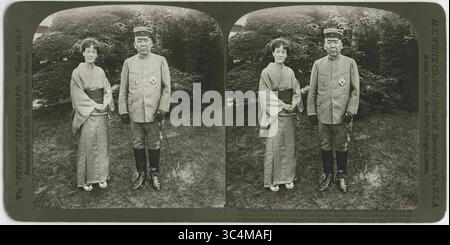 22. Juni 2018 – Tokio, Japan – Feldmarschall Marquis Oyama und seine charmante Frau Marchioness Oyama in den Gärten ihres Tokioter Heims, kurz vor dem Abflug des Generals, um das Kommando über alle japanischen Landstreitkräfte zu übernehmen, Stereo Card, H.C. White & Co., 1904 (Kreditbild: © JT Vintage/Glasshouse Via ZUMA Wire) Stockfoto