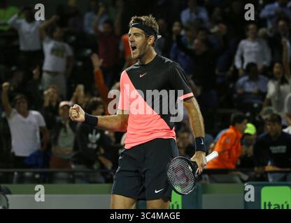 28. März 2018 - Key Biscayne, FL, USA - der Argentinier Juan Martin del Potro feiert nach dem Sieg über Milos Raonic aus Kanada im Viertelfinale der Miami Open am 28. März 2018 im Crandon Park Tennis Center in Key Biscayne, Florida (Credit Image: © David Santiago/Miami Herald/TNS via ZUMA Wire) Stockfoto