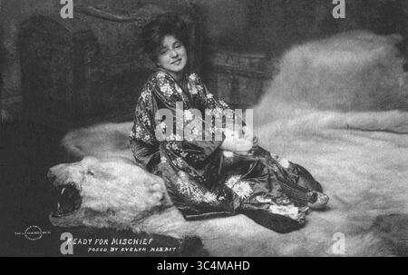 Juni 2018 – USA – Evelyn Nesbit, Ready for Unfug, Portrait on Bear-Skin Teppich, Postkarte, 1898 (Kreditbild: © JT Vintage/Glasshouse Via ZUMA Wire) Stockfoto