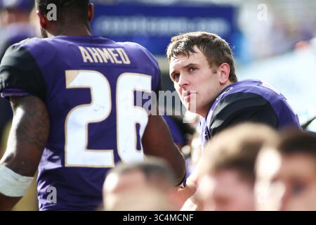 8. September 2018: Washington Huskies Running Back Salvon Ahmed (26) und Washington Huskies Quarterback Jake Browning (3) sprechen im vierten Quartal während eines Spiels zwischen den North Dakota Fighting Hawks und Washington Huskies im Husky Stadium in Seattle, WA. Die Huskies gewannen mit 45:3. Sean Brown/CSM(Credit Image: &Copy; Sean Brown/CSM via ZUMA Wire) Stockfoto