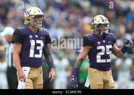 8. September 2018: Washington Huskies Quarterback Jake Haener (13) und Washington Huskies Running Back Sean McGrew warten auf ein Spiel zwischen den North Dakota Fighting Hawks und Washington Huskies im Husky Stadium in Seattle, WA. Die Huskies gewannen mit 45:3. Sean Brown/CSM(Credit Image: &Copy; Sean Brown/CSM via ZUMA Wire) Stockfoto
