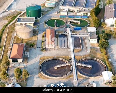 Luftaufnahme der kreisförmigen Tanks der Kläranlage in Pinerolo, Piemont, Italien. Stockfoto
