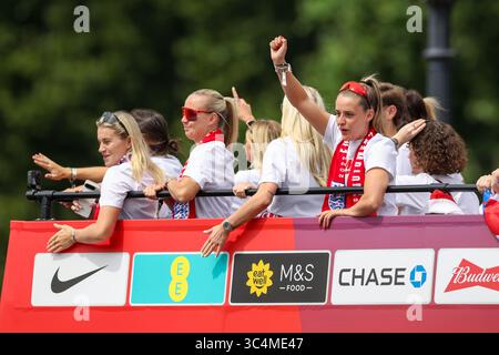 London, England, Großbritannien. Juli 2025. England Mittelfeldspielerin Ella Toone (Manchester United) im Bus, die am 29. Juli 2025 während der England Lionesses Homecoming Fan Party im Queen Victoria Memorial, The Mall, London, England, Großbritannien feierte Credit: Phil Duncan/Every Second Media Credit: Every Second Media/Alamy Live News Stockfoto