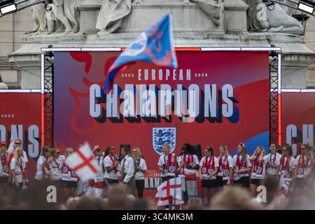 London, Großbritannien. 29. Juli 2025. Mitglieder der englischen Frauenfußballmannschaft, bekannt als die Lionesses, nehmen an einer Zeremonie im Queen Victoria Memorial vor dem Buckingham Palace Teil, um ihren Sieg gegen Spanien im Elfmeterschießen im Finale der Euro 2025 in der Schweiz zu feiern, um die Trophäe zu behalten. Es ist auch das erste Mal, dass eine englische Nationalmannschaft ein internationales Turnier in Übersee gewonnen hat. Quelle: Stephen Chung / Alamy Live News Stockfoto