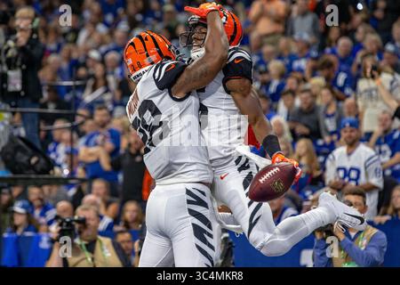 9. September 2018: Columbus, Ohio, USA – Cincinnati Bengals Wide Receiver John Ross (15) feiert seinen Touchdown mit Cincinnati Bengals, der Joe Mixon (28) im zweiten Viertel der NFL-Action zwischen den Cincinnati Bengals und den Indianapolis Colts zurückfährt. (Bild: © Scott Stuart/ZUMA Wire) Stockfoto