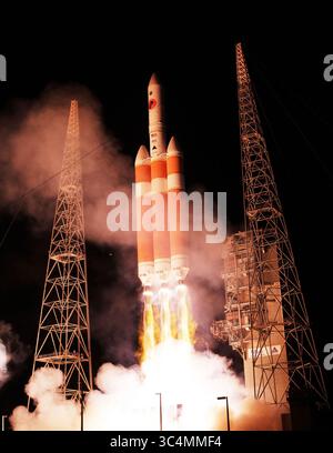 12. August 2018 - Cape Canaveral, FL, USA - Eine United Launch Alliance Delta IV Heavy hebt am Sonntag, 12. August 2018 vom Space Launch Complex-37 in Cape Canaveral, Fla. Valsartan, ein häufig verordnetes Blutdruckmedikament, wurde mit N-Nitrosodimethylamin oder NDMA kontaminiert, einer Chemikalie, die so giftig ist, dass es nicht mehr zur Herstellung von Raketentreibstoff verwendet wird. (Bild: © Red Huber/Orlando Sentinel/TNS via ZUMA Wire) Stockfoto