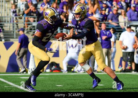 8. September 2018: Washington Huskies Quarterback Jake Haener (13) übergibt Washington Huskies Running Back Kamari Pleasant (24) während eines NCAA-Fußballspiels zwischen den Washington Huskies und den North Dakota Fighting Hawks im Husky Stadium in Seattle, Washington. Washington besiegte North Dakota mit 45:3. Russell Hons/CSM(Kreditbild: &Copy; Russell Hons/CSM via ZUMA Wire) Stockfoto