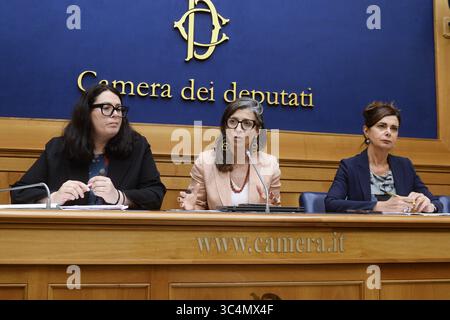 Rom, Italien. Juli 2025. Pressekonferenz der Abgeordnetenkammer von Rom zur Vorstellung des Berichts von Francesca Albanese, UN-Sonderberichterstatterin für die besetzten palästinensischen Gebiete. Im Bild: Stefania Ascari, Laura Boldrini, Francesca Albanese Credit: Independent Photo Agency/Alamy Live News Stockfoto