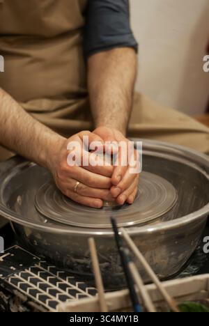 Keramiktopf auf traditionellem Rad herstellen Stockfoto