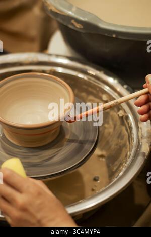 Nahaufnahme des Malens einer Keramikplatte Stockfoto