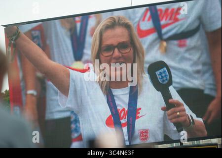 London, Großbritannien. Juli 2025. Englands Lionesses feiern am 29. Juli 2025 ihren Triumph bei der EURO 2025 bei einer Homecoming-Veranstaltung in London, Großbritannien. England besiegte Spanien im EUFA-EURO-Finale der Frauen am Sonntag, den 27. Juli, in Basel, Schweiz, und gewann 3-1 im Elfmeterschießen, was bedeutet, dass sie ihren Europameistertitel nach ihrem Sieg bei den letzten Euro im Jahr 2022 behalten. Die Homecoming-Feierlichkeiten beinhalteten einen Bus mit offenem Oberdeck, der die Mall hinunter führte und mit einer inszenierten Veranstaltung im Queen Victoria Memorial vor dem Buckingham Palace gipfelte. Quelle: Francesca Moore/Alamy Live News Stockfoto