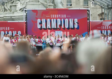 London, Großbritannien. Juli 2025. Englands Lionesses feiern am 29. Juli 2025 ihren Triumph bei der EURO 2025 bei einer Homecoming-Veranstaltung in London, Großbritannien. England besiegte Spanien im EUFA-EURO-Finale der Frauen am Sonntag, den 27. Juli, in Basel, Schweiz, und gewann 3-1 im Elfmeterschießen, was bedeutet, dass sie ihren Europameistertitel nach ihrem Sieg bei den letzten Euro im Jahr 2022 behalten. Die Homecoming-Feierlichkeiten beinhalteten einen Bus mit offenem Oberdeck, der die Mall hinunter führte und mit einer inszenierten Veranstaltung im Queen Victoria Memorial vor dem Buckingham Palace gipfelte. Quelle: Francesca Moore/Alamy Live News Stockfoto