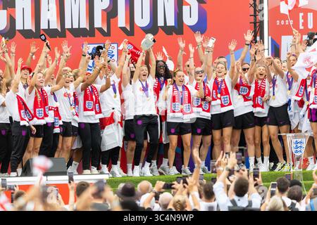 London, Großbritannien. Juli 2025; Queen Victoria Memorial, The Mall, Central London, England; England Womens Football Team Homecoming Parade; die Trophäe wird für die Fans gehoben Credit: Action Plus Sports Images/Alamy Live News Stockfoto