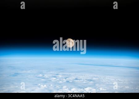 21. Februar 2024der wachsende Mond ist auf diesem Foto von der Internationalen Raumstatio über dem Horizont der Erde abgebildet Stockfoto