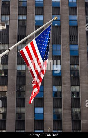 Amerikanische Fahnen fliegen vor verschiedenen Gebäuden in New York City Stockfoto