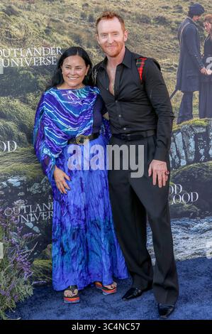 Diana Gabaldon und Tony Currran bei der Premiere der Starz Serie Outlander: Blood of My Blood im DGA Theater. Los Angeles, 28.07.2025 Stockfoto