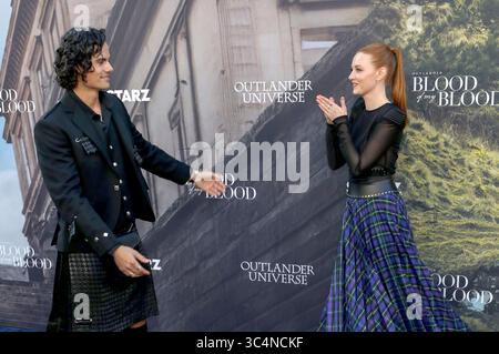 Jamie Roy und Harriet Slater bei der Premiere der Starz Serie Outlander: Blood of My Blood im DGA Theater. Los Angeles, 28.07.2025 Stockfoto